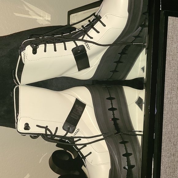 Ugg Plush boots - Picture 3 of 10